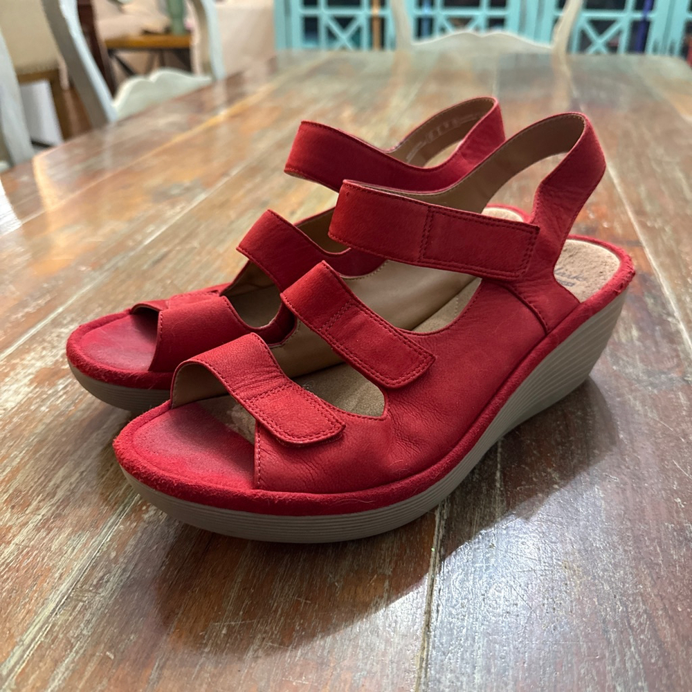 Clarks Red Tan Wedge Sandals Size 9W Wide Comfortable